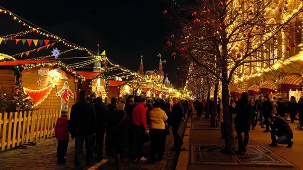 Moskou, Rusland - januari, 2, 2017. Traditionele Nieuwjaar en kerst markt op het rode vierkant — Stockfoto