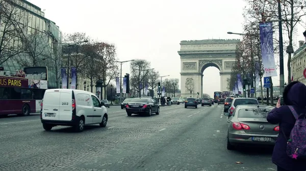 Paris, Frankrike - December 1, 2017. Champs-Elysées gatan och berömda triumfbåge, Triumfbågen. Kvinna att göra foto med sin mobiltelefon — Stockfoto