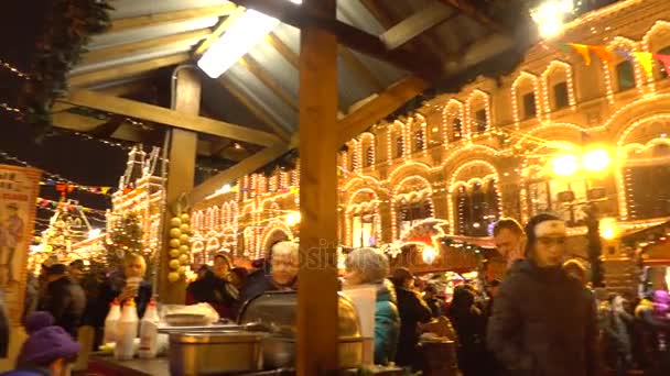 Moskou, Rusland - januari, 2, 2017. Traditionele Nieuwjaar en kerst markt op het Rode plein. Hotdog kraam en grote dampende Samowar. 4k video pan — Stockvideo