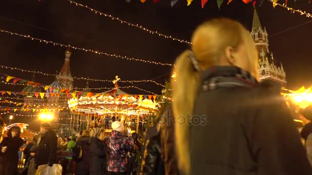Moskva, Rusko - 2 ledna 2017. Tradiční silvestrovské a vánoční trh na Rudém náměstí. Osvětlená katedrála St. nachází, kremelské zdi a věže v večer. 4k video — Stock video