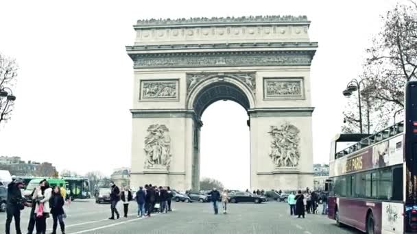 Paris, france - 1. januar 2017. steadicam aufnahmen von touristen, die ein Selfie in der nähe des berühmten triumphbogens, arc de triomphe, machen. 4k-Video — Stockvideo