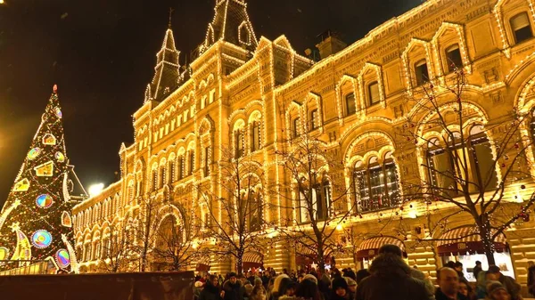 Moskwa, Rosja - 2 stycznia 2017 r. Tradycyjnego rynku Boże Narodzenie i nowy rok na placu Czerwonym. Oświetlony dom towarowy GUM — Zdjęcie stockowe