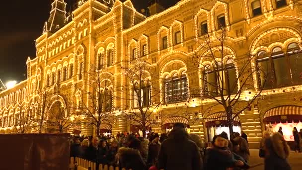 Moskwa, Rosja - 2 stycznia 2017 r. Tradycyjnego rynku Boże Narodzenie i nowy rok na placu Czerwonym. Oświetlony dom towarowy GUM. wideo 4k — Wideo stockowe