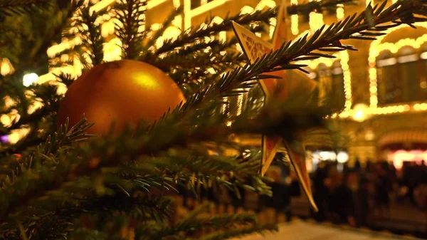 Décoré sapin de Noël gros plan et les gens déconcentrés au marché traditionnel du Nouvel An sur la Place Rouge — Photo