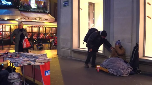 PARIS, FRANCE - DECEMBER, 31, 2016. Fattig innvandrer sitter på gata – stockfoto