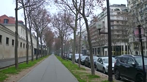PARÍS, FRANCIA - 31 DE DICIEMBRE DE 2016. Steadicam caminar por la calle parisina con coches aparcados. Vídeo 4K — Vídeo de stock