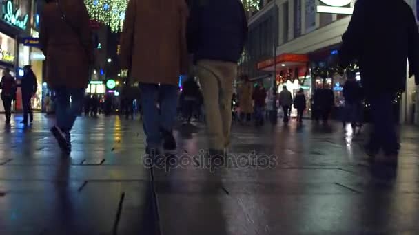 저녁에 붐비는 관광지 거리의 비엔나, 오스트리아-12 월 24, 2016 돌리 크레인 샷. 상점, 카페와 인기 있는 대상. 4 k 비디오 — 비디오