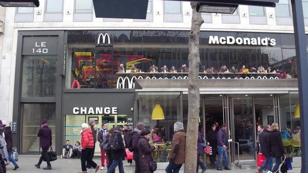 PARIS, FRANÇA - DEZEMBRO, 31 de dezembro de 2016. Restaurante McDonalds na famosa rua francesa Champs-Elysees — Fotografia de Stock