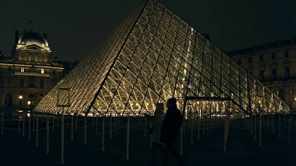 Paris, Frankrijk - 31 December 2016. De ingang van het Louvre in de nacht. Beroemde Franse museum en een populaire toeristische bestemming — Stockfoto