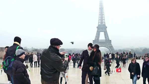 Paris, Frankrijk - 31 December 2016. Jong koppel poseren in de buurt van Eiffel Tower op een mistige dag. De populairste Franse landmark en de toeristische bestemming — Stockfoto