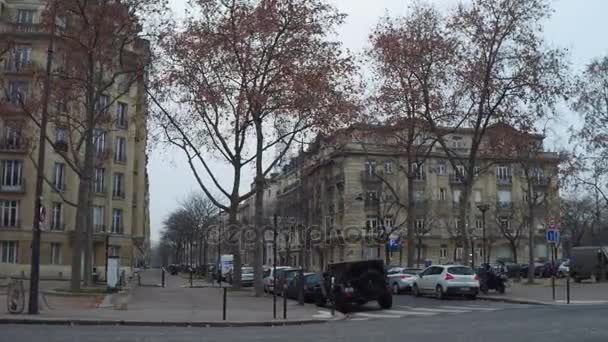 Paris, Frankrijk - 31 December 2016. POV steadicam wandeling door typisch Parijse straat. Distant Eiffeltoren op een mistige dag. 4 k-clip — Stockvideo