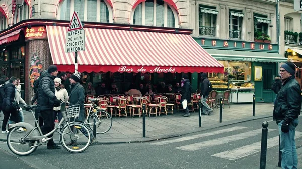 PARIS, FRANÇA - DEZEMBRO, 31 de dezembro de 2016. Café parisiense com toldo e tráfego urbano no cruzamento rodoviário — Fotografia de Stock