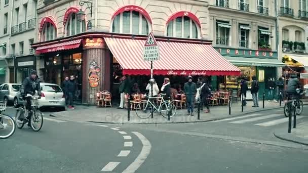 PARIS, FRANCE - DECEMBER, 31, 2016. Steadicam shot of Parisian cafe with awning and urban traffic at road intersection. 4K video — Stock Video
