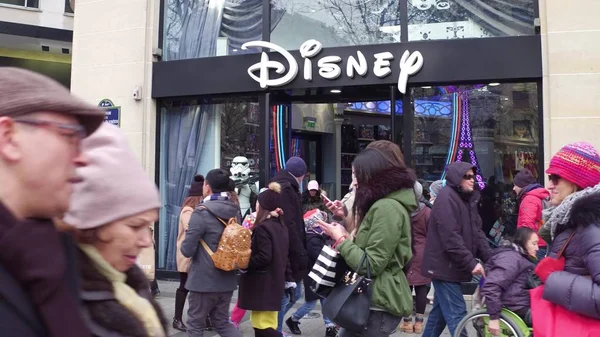 PARIS, FRANÇA - DEZEMBRO, 31 de dezembro de 2016. Loja Disney na famosa rua francesa Champs-Elysees — Fotografia de Stock