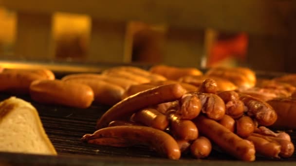 Embutidos y pan sándwich a la parrilla por la noche. 4K toma de pan — Vídeos de Stock