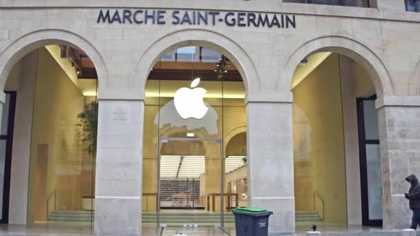 PARIS, FRANÇA - DEZEMBRO, 31 de dezembro de 2016. Fotografia de Steadicam de Apple Marche Saint-Germain. A nova loja de varejo é a primeira no país a apresentar as últimas inovações comerciais da empresa. Vídeo 4K — Vídeo de Stock