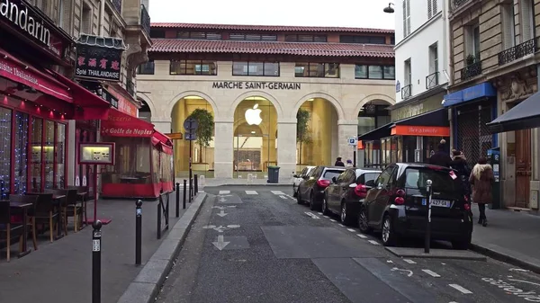 PARÍS, FRANCIA - 31 DE DICIEMBRE DE 2016. Calle parisina y nueva tienda minorista Apple Marche Saint-Germain, la primera en el país en presentar las últimas innovaciones de las empresas — Foto de Stock