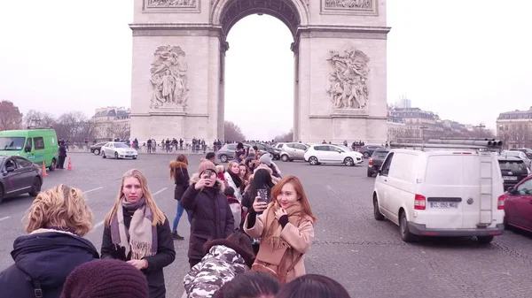 Paris, Frankrike-januari, 1, 2017. Internationella turister att göra bilder nära berömda triumfbåge, Arc de Triomphe — Stockfoto