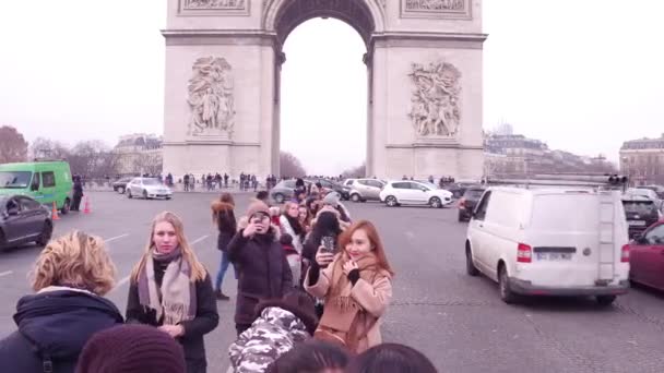 PARÍS, FRANCIA - 1 DE ENERO DE 2017. Turistas multinacionales haciendo fotos cerca del famoso arco triunfal, Arco del Triunfo. Clip 4K — Vídeos de Stock