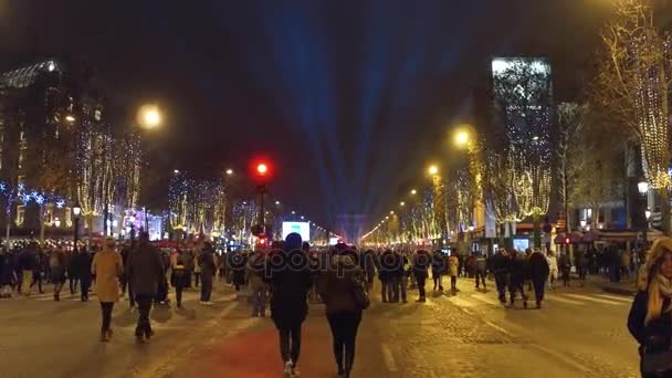 Parigi, Francia - 31 DICEMBRE 2016. Steadicam colpo di affollata Champs-Elysees strada e famoso arco trionfale Arco di Trionfo. Capodanno. Video 4K — Video Stock