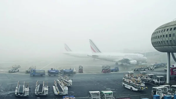 PARIS, FRANÇA - JANEIRO, 1, 2017. Aviões Airbus em estacionamento de aeronaves no aeroporto Charles de Gaulle. Dia nebuloso, condições meteorológicas difíceis — Fotografia de Stock