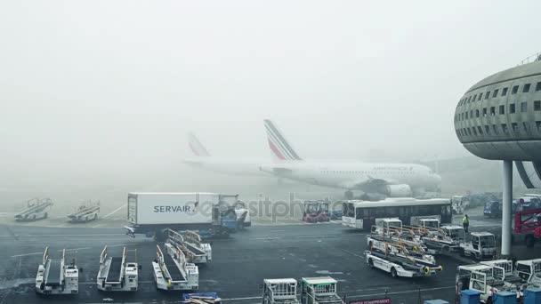 Paris, Franciaország - január, 1, 2017. Air France Airbus repülőgépek, repülőgép parkoló Charles de Gaulle repülőtéren egy ködös napon. 4k videóinak — Stock videók