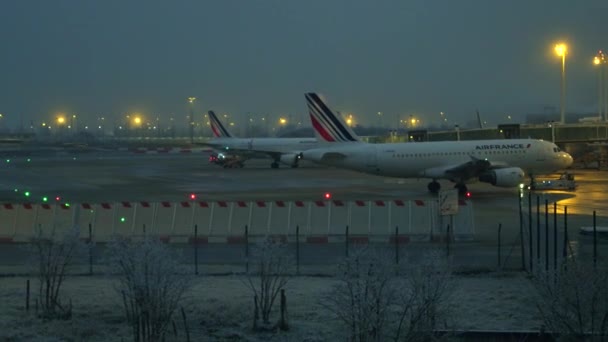 Paris, Franciaország - január, 1, 2017. Air France Airbus repülőgép hogy gurulhat ködös éjszaka a Charles de Gaulle repülőtéren parkoló repülőgépek. 4k videóinak — Stock videók