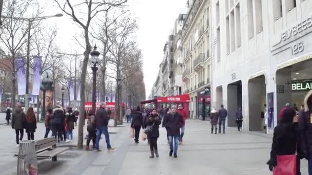 パリ, フランス - 2016 年 12 月 31 日。混雑したシャンゼリゼ通りのステディカム ショット。4 k クリップ — ストック動画