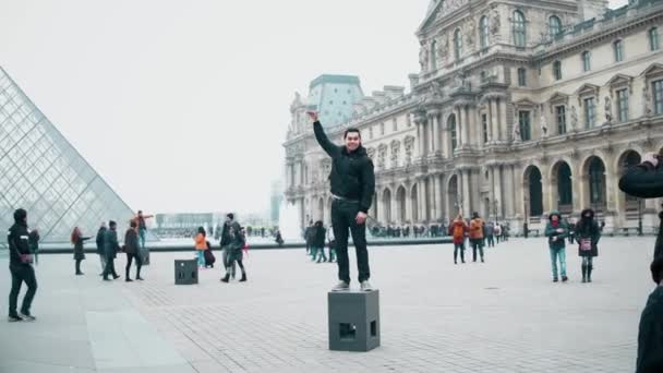 PARIS, FRANÇA - DEZEMBRO, 31 de dezembro de 2016. Steadicam tiro de turistas posando e fazendo fotos perto do Louvre, famoso museu francês e destino turístico popular. Clipe 4K — Vídeo de Stock
