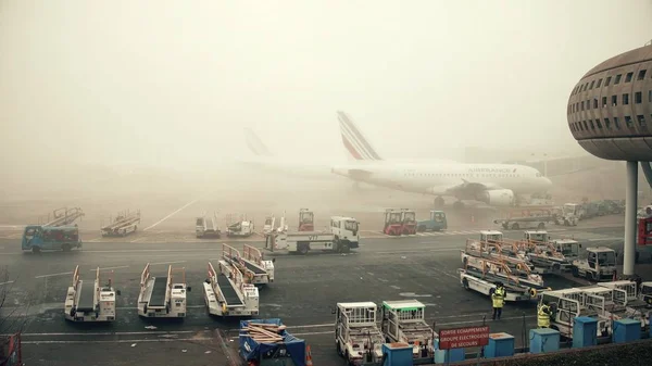 PARIS, FRANÇA - JANEIRO, 1, 2017. Aviões Airbus em estacionamento de aeronaves no aeroporto Charles de Gaulle. Dia nebuloso, cores quentes — Fotografia de Stock