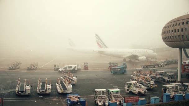 Paris, Franciaország - január, 1, 2017. Air France Airbus repülőgépek, repülőgép parkoló Charles de Gaulle repülőtéren egy ködös napon. A meleg színekkel. 4k videóinak — Stock videók