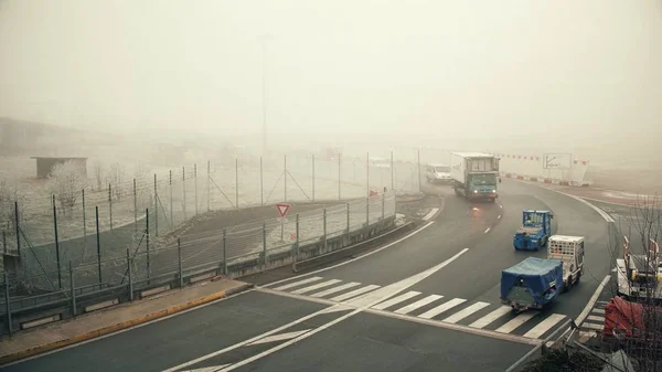 法国巴黎-2017 年 1 月 1 日。夏尔 · 戴高乐机场大雾天的实用车辆。温暖的颜色 — 图库照片