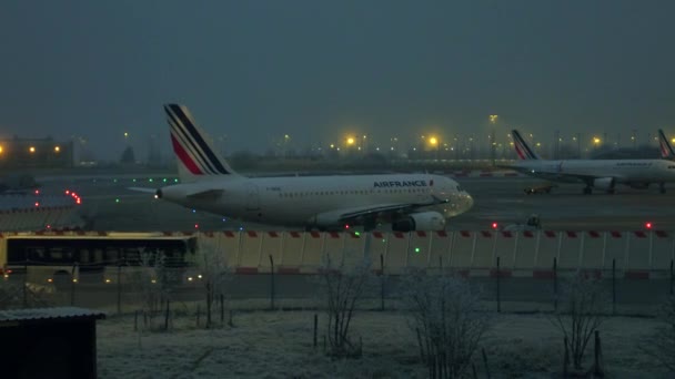 Paris, Franciaország - január, 1, 2017. Air France Airbus repülőgép repülőgép parkoló Charles de Gaulle repülőtéren ködös éjszaka leparkolását. 4k videóinak — Stock videók