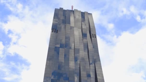 비엔나, 오스트리아-12 월 24, 2016. Hyperlapse 구름과 푸른 하늘 반영 도나우 시티 타워의 기울기. 현대 사무실 건물입니다. 4 k 비디오 — 비디오