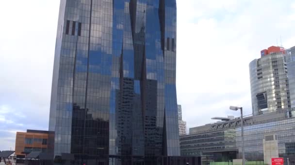 VIENNE, AUTRICHE - 24 DÉCEMBRE 2016. Hyperlapsus de la tour Donau City reflétant les nuages et le ciel bleu. Immeuble de bureaux moderne. Vidéo 4K — Video