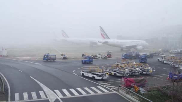 PARIS, FRANCE - 1er JANVIER 2017. Avions Airbus d'Air France sur un parking aérien à l'aéroport Charles de Gaulle par une journée brumeuse. Vidéo 4K steadicam — Video