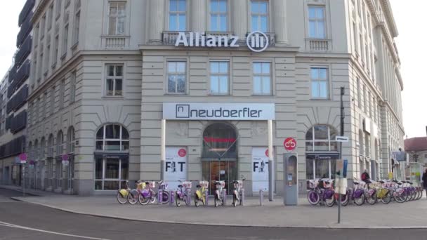 Vídeň, Rakousko - 24 Prosinec 2016. Steadicam záběr Allianz úřad a městské kolo půjčovna stanice. 4k video — Stock video