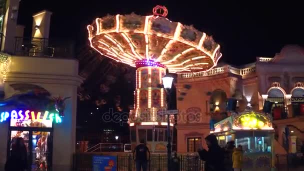 Vienna, Avusturya - 24 Aralık 2016 Steadicam büyük zincir atlıkarınca akşam Prater Parkı içinde bir kadeh. Popüler turistik hedef. 4k video — Stok video