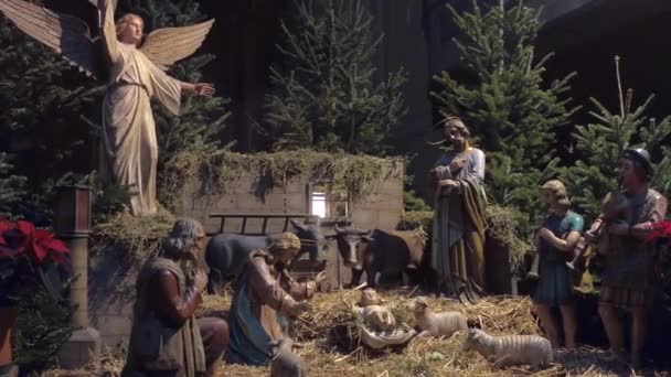 VIENNE, AUTRICHE - 24 DÉCEMBRE Scène de la Nativité dans la cathédrale Saint Stephens décorée de Noël. Coup 4K — Video