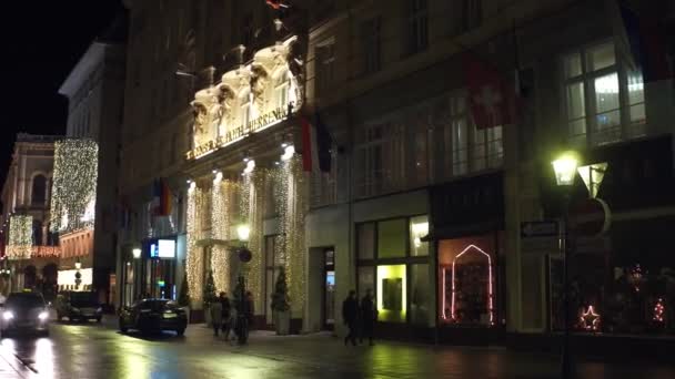 Vienna, Oostenrijk - 24 December, Steadicam schot van luxe hotel Herrenhof's nachts. 4k tot oprichting van clip — Stockvideo