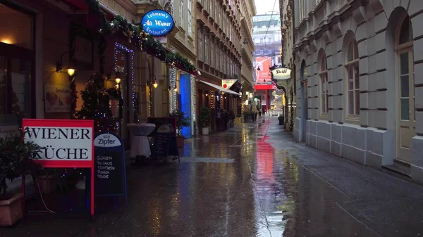 奥地利维也纳-2016年12月24日。狭窄的圣诞节装饰的旅游街道 — 图库照片