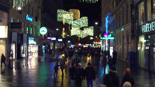 VIENNA, AUSTRIA - 24 DICEMBRE 2016 Scatto Steadicam di strada pedonale decorata di Natale sfocata la sera. Destinazione turistica popolare con negozi e caffè. Video 4K — Video Stock
