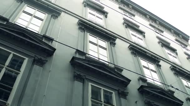 Edificio clásico ventanas de bajo ángulo steadicam tiro. Viena, Austria, vídeo 4K — Vídeo de stock