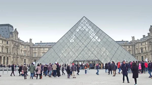PARÍS, FRANCIA - 1 DE DICIEMBRE DE 2017. Entrada al Louvre en un día nublado. Famoso museo francés y popular destino turístico — Foto de Stock