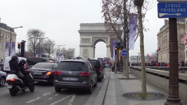 PARÍS, FRANCIA - 1 DE ENERO DE 2017. Campos Elíseos de tráfico callejero y famoso arco triunfal, Arco del Triunfo. Vídeo 4K — Vídeo de stock