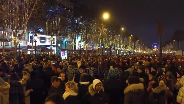 PARÍS, FRANCIA - 31 DE DICIEMBRE DE 2016. Overhead steadicam disparo de la concurrida calle Champs-Elysees. Nochevieja. Vídeo 4K — Vídeo de stock