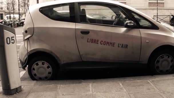 Paris, france - Dezember 31, 2016. autolib Elektroauto wird auf der Straße aufgeladen. moderner ökologischer Transport. 4k Steadicam-Video — Stockvideo