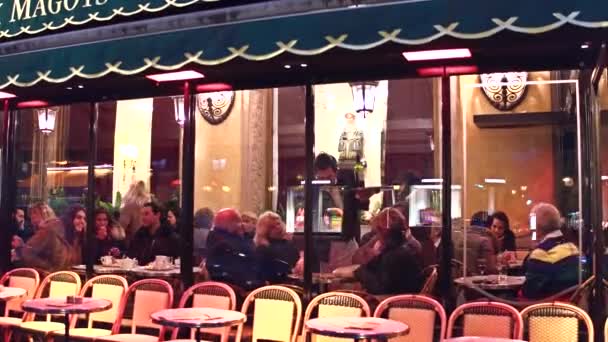 Paris, Francja - 31 grudnia 2016 roku. Słynnej Cafe Les Deux Magots wieczorem. Popularnym miejscem turystycznym. wideo 4k — Wideo stockowe