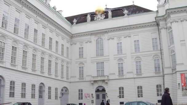 Wien, Österrike - December 24, 2016 Pan skott av österrikiska Nationalbiblioteket gamla entrén på Josefsplatz. Populära turistdestinationen. 4k-video — Stockvideo