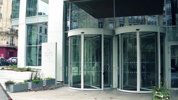 Paris, Frankreich - 31. Dezember 2016 Standbild des Eingangs zu einem modernen Bürogebäude der globalen Vermögensverwaltung la francaise. 4k Einspielvideo — Stockvideo
